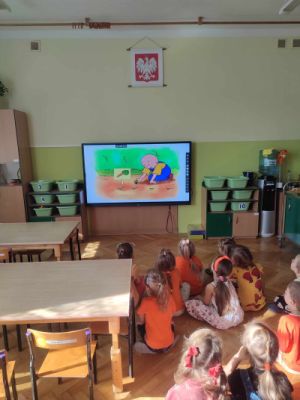 Dzieci oglądają film edukacyjny o marchewce