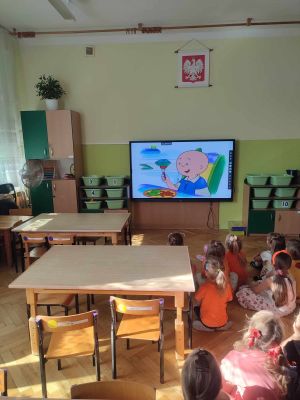 Dzieci oglądają film edukacyjny o marchewce