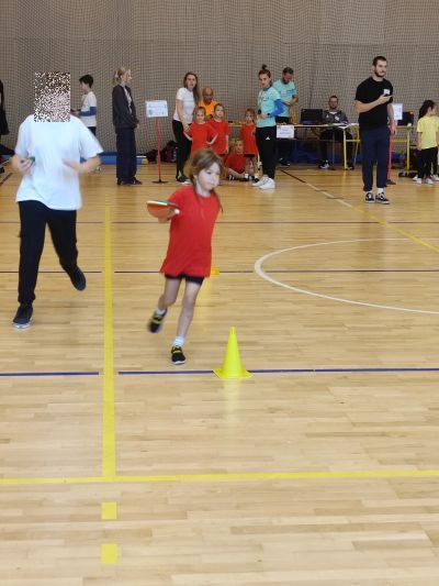 Dziewczynka bierze udział w konkurencji sportowej