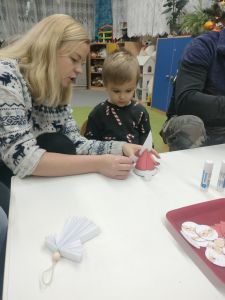 Chłopiec robi z mamą Aniołka