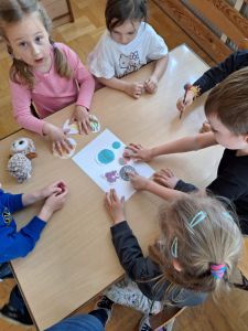 Dzieci wybierają obrazki wirusów i bakterii