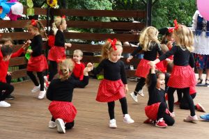 Na scenie tańczą w parach dzieci z grupy 2 ubrane w stroje biedronek