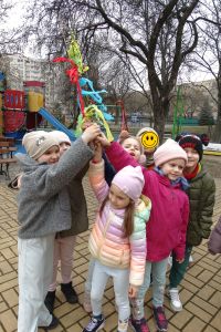 Dzieci z grupy 4 pokazują zrobiony gaik Maik