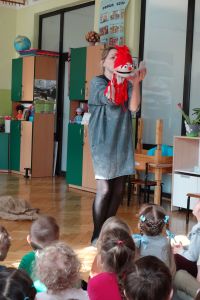 Aktorka trzyma pacynkę żywiołu ogień