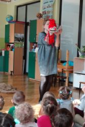 Aktorka trzyma pacynkę żywiołu ogień